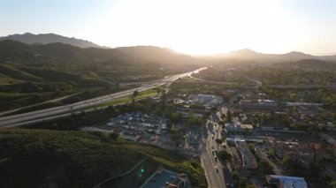 Los Angeles 'ın banliyölerinin çarpıcı hava görüntülerini, yeşil tepelerin güzelliğini, otoyollardaki büyüleyici trafiği ve gökyüzündeki güzel günbatımının nefes kesici manzarasını keşfedin.