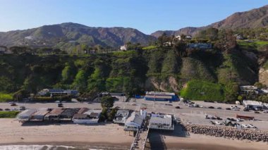 Los Angeles 04.04.2024. Malibu İskelesi 'nin, California sahil şeridinin nefes kesici hava manzarası, büyüleyici insansız hava aracı görüntülerinde canlı yeşil tepeler. Doğada inanılmaz güzellik ve sükunet var.