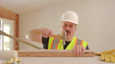 Ev yenileme projesinde Hummer kullanan erkek müteahhit, yoğun bir inşaat alanında başarılı bir şekilde yeni bir evi yenilemeye odaklanmış.