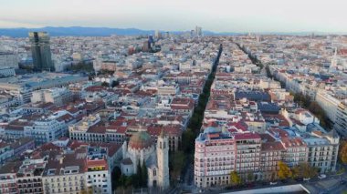 Madrid Şehir Merkezi 'nin nefes kesici hava manzarası muhteşem bir şekilde Madrid' in büyüleyici mimari güzelliğini ve karmaşık şehir düzenini yansıtıyor. Özellikle de alacakaranlıkta büyüleyici. Madrid, İspanya, Avrupa