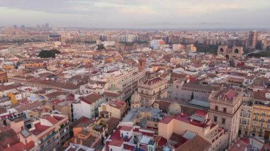 Valencias 'ın nefes kesici havadan bakış açısını keşfedin. Tarihi Eski Şehir, muhteşem Santa Maria Katedrali' nin yanında muhteşem Plaza de la Virgen 'i sergiliyor. Gerçek bir mimari mücevher.