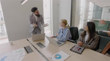 Çok yetenekli profesyonellerden oluşan çeşitli gruplar, modern ofis ortamında verimli bir toplantı yaparak etkili bir işbirliği, yenilikçi fikirler ve takım çalışması sergilemektedirler.