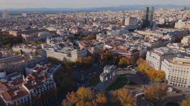 Madrid İspanya 'nın canlı sonbahardaki hava görüntüleri, güzel renkler ve etkileyici Avrupa mimarisinin yer aldığı, seyahat ve gayrimenkul projeleri için harika bir görsel kaynak haline getiriyor.