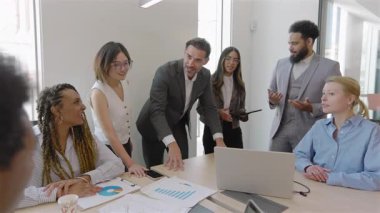 Yetenekli ekip, çağdaş bir ofis ortamında takım çalışması, yenilik ve açık iletişim yoluyla başarıyı sağlamak ve performansı artırmak için finansal verileri ve satış raporlarını analiz eder.