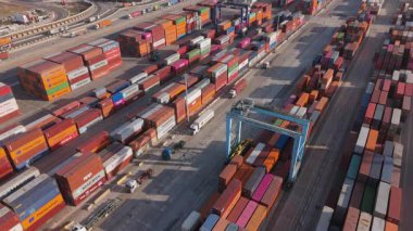 Valencia 12.01.2023. Sersemletici hava manzarası, renkli nakliye konteynırları, yüksek vinçler ve aktif kargo operasyonlarıyla dolu hareketli ve canlı Valencia limanını yakalıyor. 