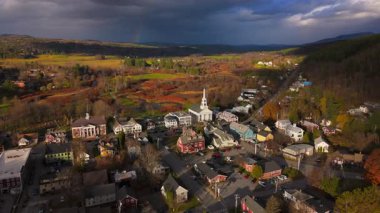 Nefes kesen hava görüntüleri Stowe, Vermont 'un büyüleyici manzaralarını çok güzel bir şekilde sergiliyor. Canlı sonbahar yapraklarıyla birlikte, hepsi de güzel bir sonbahar günbatımının arka planına kurulmuş.