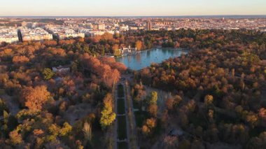 Madrid 'deki resimli El Retiro parkının çarpıcı görüntülerini çeken hava görüntüleri, canlı sonbahar renkleri, dingin bir göl ve ziyaretçilerin ve doğa severlerin ilgisini çeken çeşitli doğal manzaralar sergiliyor.