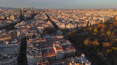 Kendinizi güzel Madrid 'in nefes kesici hava manzarasına daldırın. Şehrin üzerinde çarpıcı bir günbatımının ikonik mimarisini ve canlı renklerini yakalayın. Unutulmaz bir deneyim.