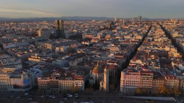 Madrid 'in çarpıcı hava aracı çekimlerinin tadını çıkarın. Güzelliğini vurgulayın. Özellikle de günbatımlarıyla çarpıcı bir şekilde aydınlanan Puerta de Alcala, tüm izleyiciler için büyülü bir atmosfer yarattı.