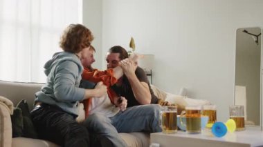 Çıkan erkek futbolu, spor taraftarları favori takım için tezahürat yapıyor, TV 'de maç izliyor. Avrupa ve Dünya Futbol Kupası, Almanya, ABD, Kanada, Meksika. Paris Oyunları, Spor ve futbol fanatikleri. Yavaş Hareket