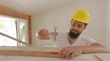 Erkek Afrikalı Amerikalı müteahhit ev yenileme projesinde Hummer 'ını kullanarak yenilikçi bir ev yenileme ve planlama üzerine çalışarak proje boyunca takım çalışmalarını ve yaratıcılıklarını sergiledi.