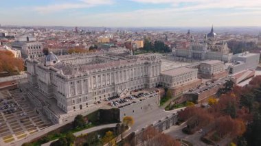 Madrid 'deki Santa Maria la Real de La Almudena Katedrali' nin çarpıcı hava manzarası ortaçağ mimarisi ve çevresindeki güzel manzaraları vurguluyor.