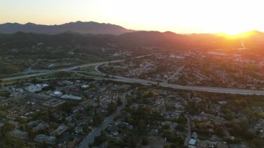 Şaşaalı ve nefes kesici hava görüntüleri gün batımında Los Angeles 'ın fevkalade bir banliyö bölgesini, yemyeşil tepeleri, görkemli dağları ve hareketli otoyol trafiğini gözler önüne seriyor.