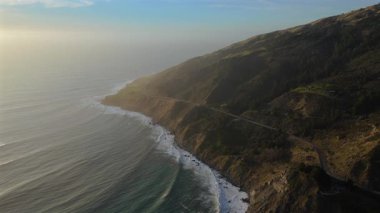 Unutulmaz bir günbatımında 1. otoyol boyunca muhteşem manzaranın tadını çıkarırken Big Surs engebeli kıyı şeridinin çarpıcı güzelliğini yaşayın. Bu gerçekten eşsiz bir deneyim.