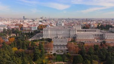 Çarpıcı hava görüntüleri, Madrid Kraliyet Sarayı ve Almudena Katedrali 'nin ihtişamını, hayat ve güzellikle dolu canlı ve hareketli bir şehir manzarasına karşı zekice sergiliyor.