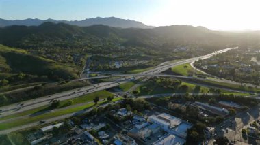 Los Angeles 'ın büyüleyici hava görüntüleri, hareketli otobanlar, yoğun trafik, ve gün batımında güzel yeşil tepeler, nefes kesici ve resimli bir ufuk deneyimi yaratıyor.