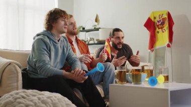 Erkek İspanyol futbol taraftarları favori takım için tezahürat yapıyor, TV 'de maç izliyor ve bira içiyor. Avrupa Almanya ve Dünya Futbol Kupası ABD, Kanada, Meksika. Spor ve futbol hayranları. Yavaş Mo
