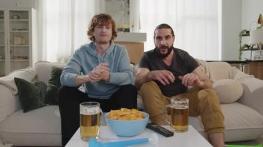 Erkekler TV 'de futbol maçı izleyip, bira içip cips yiyorlar. Avrupa ve Dünya futbolu, Almanya, ABD, Kanada, Meksika. Spor ve futbol hayranları. Yavaş Hareket