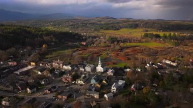Stowe, Vermont 'un nefes kesici ve çarpıcı sonbahar yaprakları. Renkli bir hava aracı videosunda güzel bir şekilde çekildi. Manzarayı resimli bir günbatımı sırasında sergiliyor.