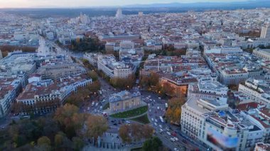 Gün batımında Madrid 'in nefes kesici ve çarpıcı hava manzarasını deneyimlemek, etrafındaki şehrin canlı güzelliğini vurgularken ikonik Puerta de Alcala' yı sergilemek