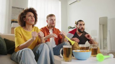 İtalyan futbol taraftarları favori takım için tezahürat yapıyor, TV 'de maç izliyorlar. Almanya 'daki Dünya Spor Oyunları. ABD, Kanada, Meksika. Futbol, spor ve futbol fanatikleri. 4K, Yavaş Hareket