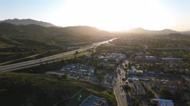 Los Angeles 'ın banliyölerinin çarpıcı hava görüntülerini, yeşil tepelerin güzelliğini, otoyollardaki büyüleyici trafiği ve gökyüzündeki güzel günbatımının nefes kesici manzarasını keşfedin.