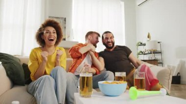 Mutlu İtalyan taraftarlar favori takım için tezahürat yapıyor, TV 'de maç izliyor. Dünya Spor Kupası. Futbol, spor ve futbol fanatikleri Paris maçlarında. Yavaş Hareket, 4K