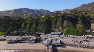 Los Angeles 04.04.2024. Malibu İskelesi 'nin, California sahil şeridinin nefes kesici hava manzarası, büyüleyici insansız hava aracı görüntülerinde canlı yeşil tepeler. Doğada inanılmaz güzellik ve sükunet var.