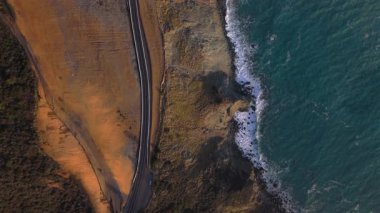 Nefes kesici bir hava fotoğrafı, alacakaranlıkta Big Sur 'un çarpıcı ve resimli sahil şeridini güzel bir şekilde yakalar. Birinci otoyol muhteşem manzarayı zarifçe sarar.