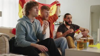 İspanyol taraftarlar televizyonda maç izliyor, İspanya takımının kaçırdığı golden dolayı üzgün. Paris Oyunları, Avrupa ve Dünya futbolu. 2026 Kuzey Amerika Spor ve futbol taraftarları. Yavaş Hareket