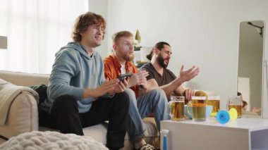 Erkek taraftar televizyonda futbol maçı izliyor, kayıp sonucu için üzgün. Avrupa ve Dünya futbolu, ABD, Kanada, Meksika. Spor ve futbol hayranları. Ağır çekim. Dünya Spor Oyunları