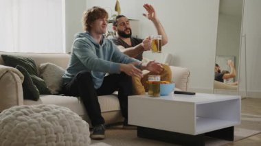 Erkeklerin TV 'de maç izlemesi, bira içmesi ve cips yemesi, kayıp sonuçlarına üzülmesi. Avrupa Kupası ve Dünya Futbol Kupası, 2026 ABD, Kanada, Meksika. Paris oyunları, spor ve futbol fanatikleri