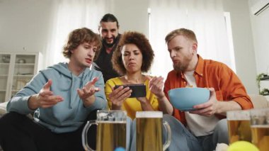 Spor hayranları favori takım için tezahürat yapıyor, akıllı telefondan maç izliyor ve bira içiyor. Avrupa futbolu, dünya spor oyunları, ABD, Kanada, Meksika. Spor ve futbol hayranları. Bahis, Yavaş Hareket