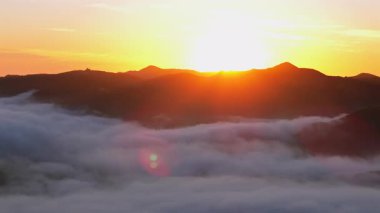 Nefes kesici Malibu dağlarının gün batımında sisle kaplanmış yemyeşil tepelerin görüntüsü unutulmaz bir doğa manzarası sunuyor.