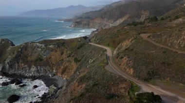 Big Sur 'u keşfedin, California unutulmaz bir yer çarpıcı kıyı manzaraları, virajlı yollar, ve güzel okyanus manzaraları, özellikle de günbatımında. Her gezgin için bir ziyaret.