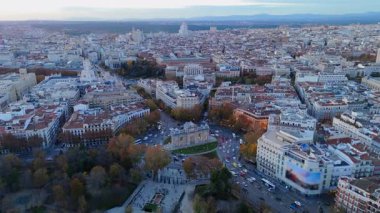 Gün batımında Madrid 'in çarpıcı hava görüntüleri, ikonik Puerta de Alcal ve canlı şehir manzarasını vurguluyor.