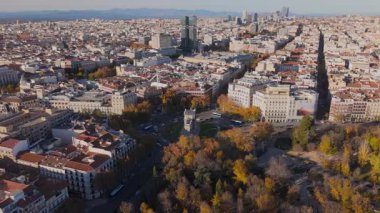 Madrids 'in nefes kesici ikonik Puerta de Alcala' sı canlı sonbahar renklerinin ortasında, herkesi büyüleyen, kültürü ve çarpıcı mimariyi harmanlayan, büyüleyici bir manzara yaratıyor.