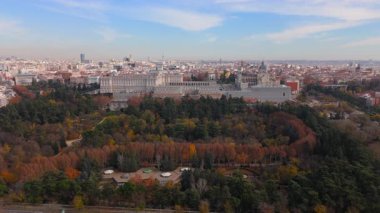 Havadan bakıldığında, Madrid Kraliyet Sarayı 'nın canlı bir manzarası ve yakınlardaki Santa Maria la Real de La Almudena Katedrali' nin göz kamaştırıcı bir görüntüsü görülüyor.