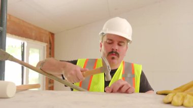 Ev yenileme projesinde Hummer 'ını kullanan erkek müteahhit, yoğun bir inşaat sahasında iş birliği yapıyor, yeni bir ev planlıyor ve yeniliyor, takım çalışmalarını ön plana çıkarıyor