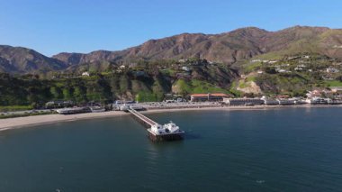 İkonik Malibu İskelesi 'nin hava manzaraları engin okyanusları, yemyeşil tepeleri ve çeşitli kıyı manzaralarını çok güzel bir şekilde gözler önüne seriyor.