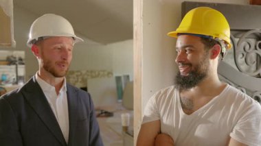 Hareketli bir yenileme sahasında, bir işadamı ve bir inşaat işçisi, inşaat sektöründe takım çalışmasının ve işbirliğinin ne kadar önemli olduğunu gösteren dinamik bir sohbete girişiyor.