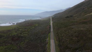 Muhteşem Big Sur 'un çarpıcı ve nefes kesici hava aracı görüntüsünü yakalayın. Gün batımında Kaliforniya' nın inanılmaz sahil şeridini göstererek ünlü 1.