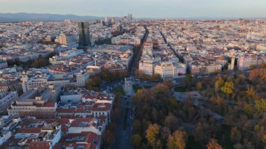 Güzel Madrid şehrinin nefes kesici ve nefes kesici hava görüntülerini tecrübe edin, gün batımında ikonik Puerta de Alcala 'yı canlı ve pitoresk şehir manzaraları arasında sergileyin. İspanya
