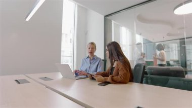 Dinamik bir ofisteki iki yenilikçi profesyonel, bir beyin fırtınası oturumuna katılarak, takım çeşitliliğinin verimliliği nasıl artırdığını ve ortak hedeflere verimli bir şekilde ulaşılmasına nasıl yardımcı olduğunu vurguladılar.