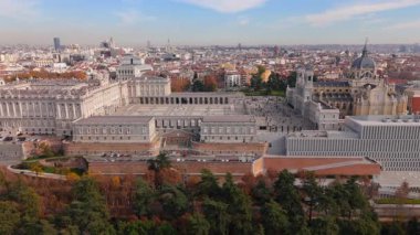 Madrid 11.20.23. Madrid Kraliyet Sarayı 'nın çarpıcı hava manzarası, karmaşık mimarisini ve güzel yeşil çevresini ön plana çıkararak, bunu tüm gezginler ve turistler için bir zorunluluk haline getiriyor. İspanya