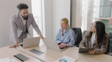 Modern ofis, çeşitli profesyonellerden oluşan bir ekip, takım çalışmasını geliştiren, ortak hedefler ve proje başarısı hedefleyen, toplantı odası hedefleyen, üretken tartışmalar için dizüstü bilgisayarlar kullanan yakın işbirliği yapıyor.