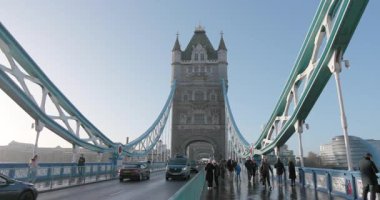 Londra 12.10.2023. Londra 'daki Majestic Tower Köprüsü, aydınlık ve güneşli bir günde yayalar ve araçlarla çevrili. Bu ikonik yapının mükemmel bir görüntüsü şehri sembolize ediyor.