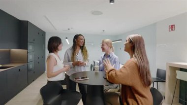Başarılı iş kadınlarından oluşan bir grup, çeşitli profesyoneller arasında ortak hedeflere ulaşmak için takım çalışması, birlik ve işbirliğini vurgulayarak, modern bir ofiste tartışmalara girişiyor.