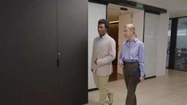 Yetenekli bir ekip konferans odasında finansal verileri analiz etmek, satış raporlarını gözden geçirmek ve başarılı bir iş yeri için verimliliği ve işbirliğini artırmayı amaçlayan stratejiler keşfetmek için toplanıyor.