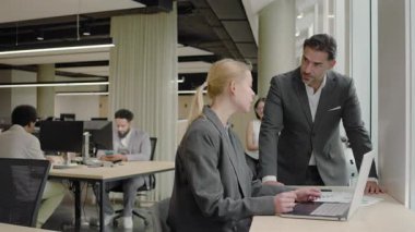 Günümüzde hızlı tempolu işyerleri, profesyoneller takım çalışmasında işbirliği yapıyor, projelerle uğraşırken yenilik ve yaratıcılığı teşvik ediyor, sonuçları artırıyor ve daha fazla başarı elde ediyor